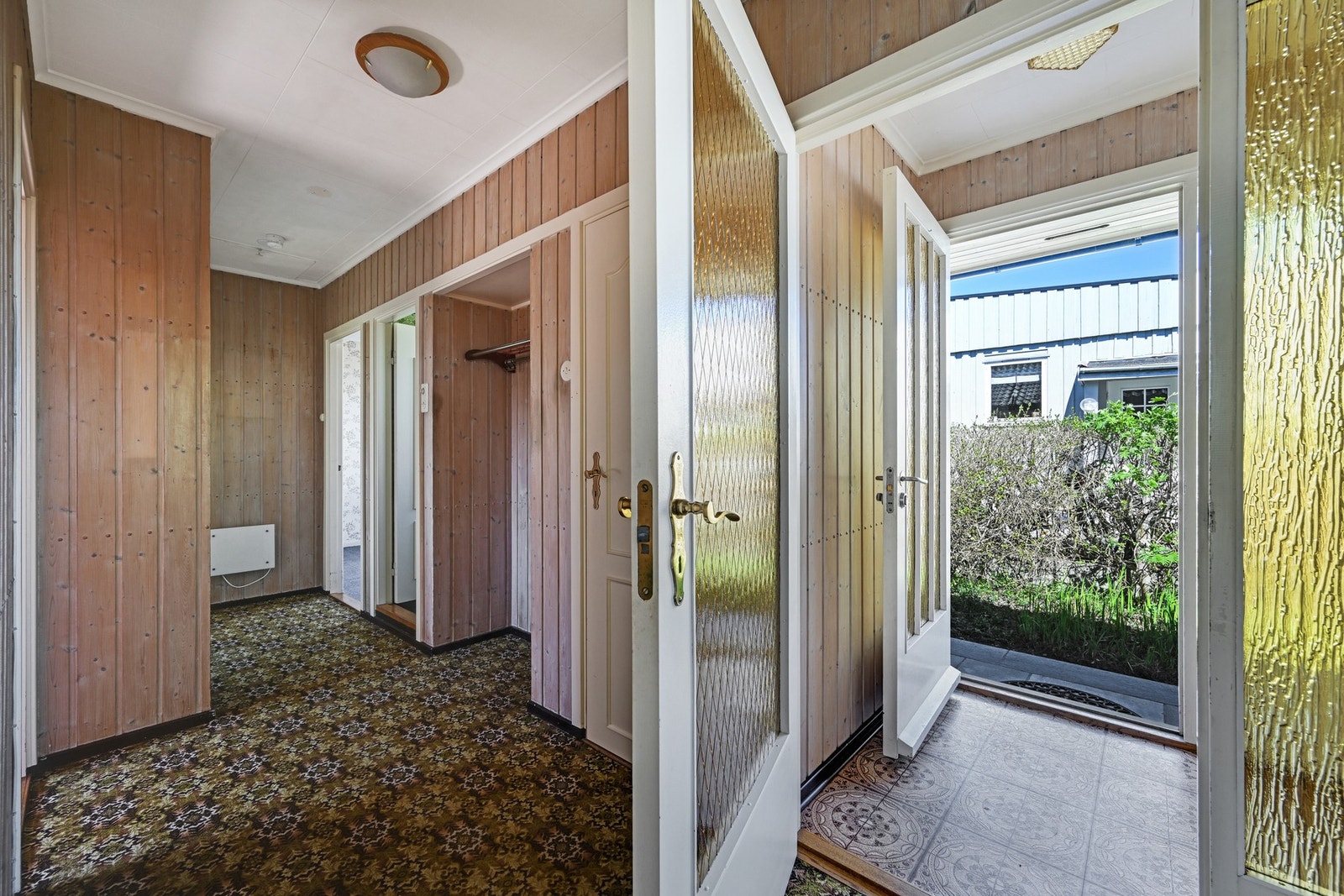 Her ser vi både vindfanget og entreen m/garderobe og nedgang til kjeller Galleribilde