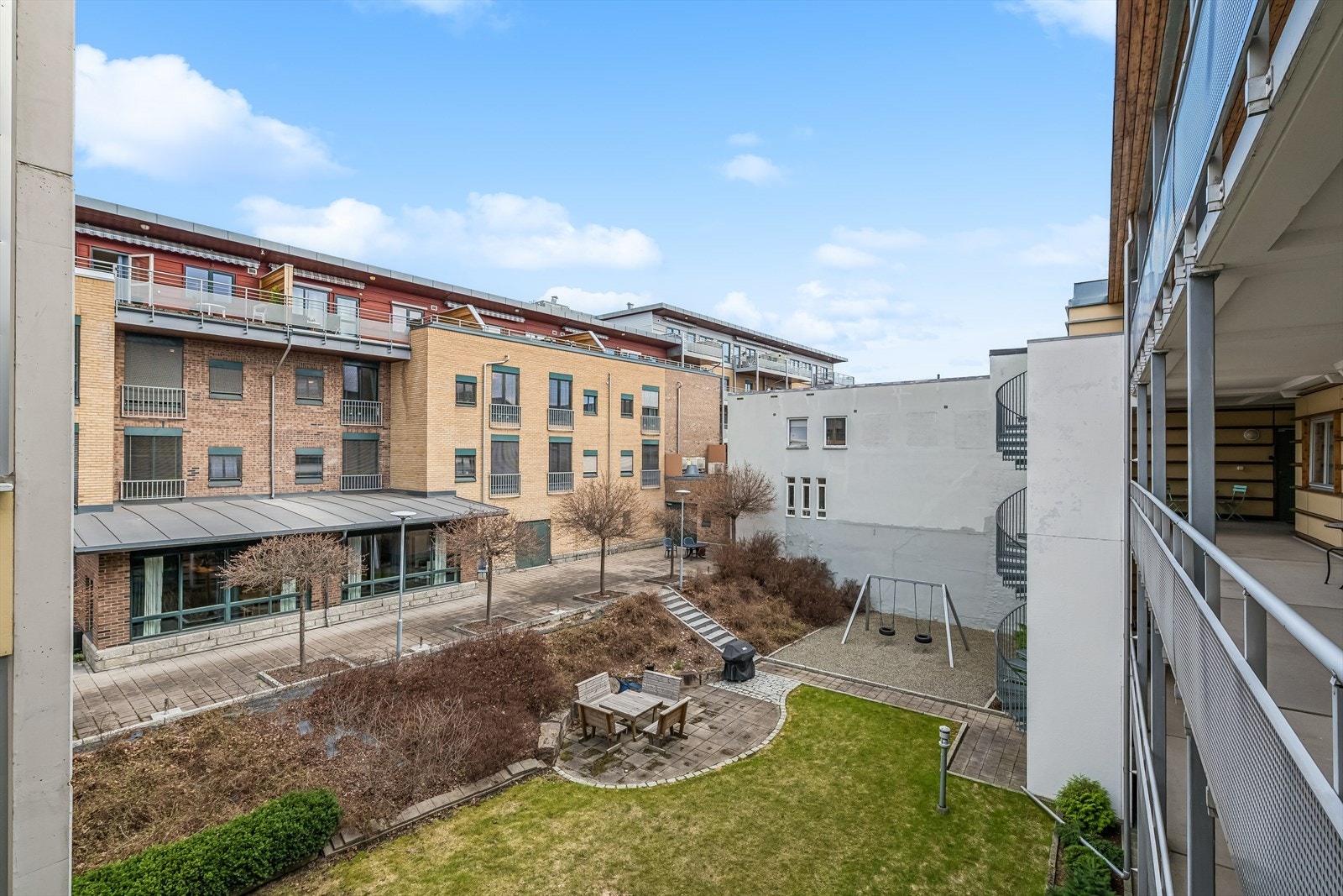 Hyggelig bakgård og atrium i borettslaget Galleribilde