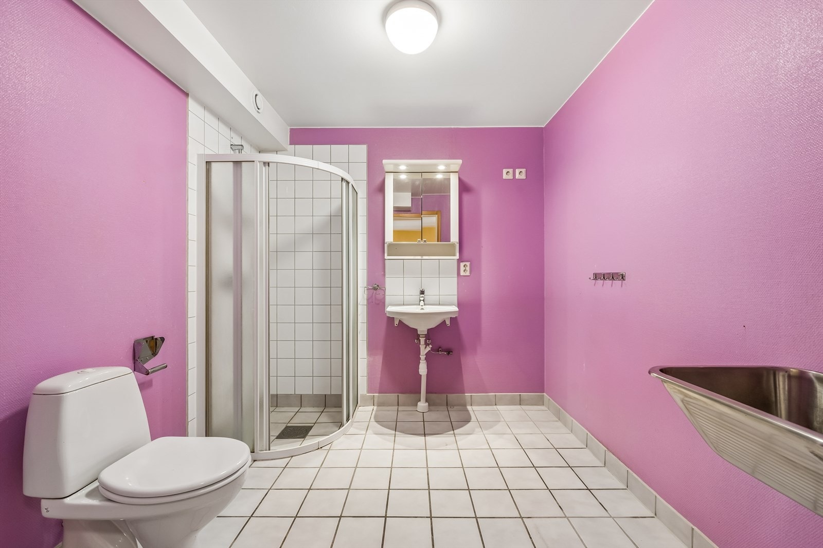 Badet har flislagt gulv med varmekabler Galleribilde