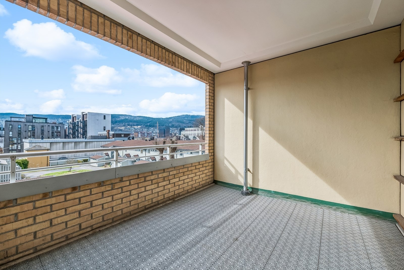 Romslig overbygget balkong Galleribilde