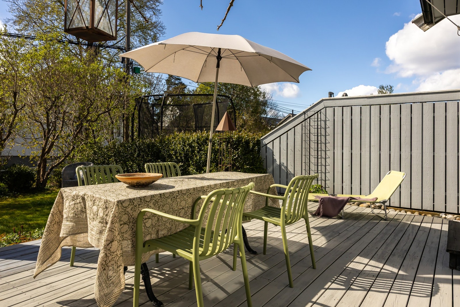 Den vestvendte terrassen på ca. 26 m² har god plass til spisegruppe, solsenger og grill, og blir et naturlig samlingspunkt på varme sommerdager. Galleribilde