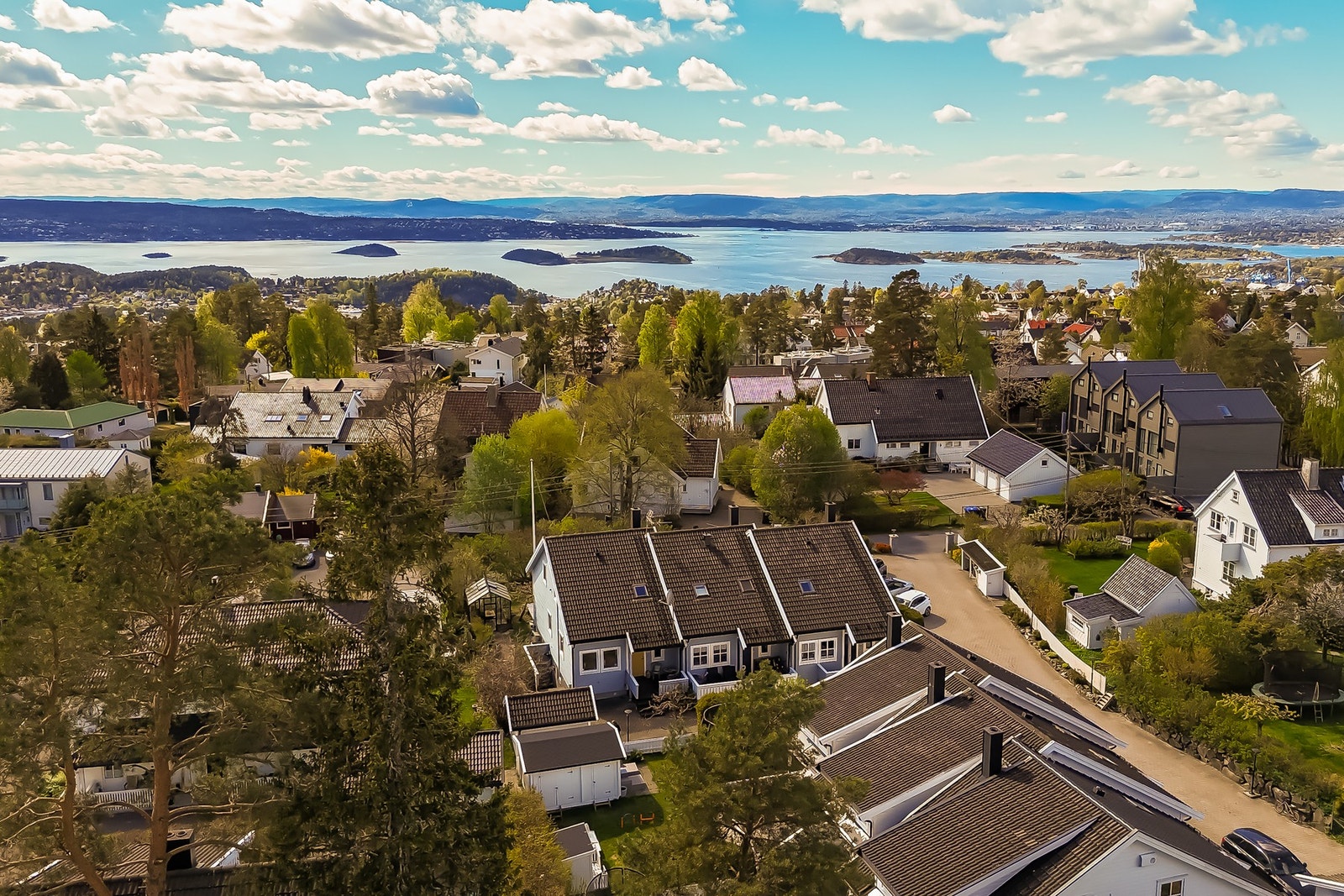 Eiendommen ligger i et veletablert og svært attraktivt boligområde på Bekkelaget i bydel Nordstrand, ca. 8 km fra Oslo sentrum. Galleribilde