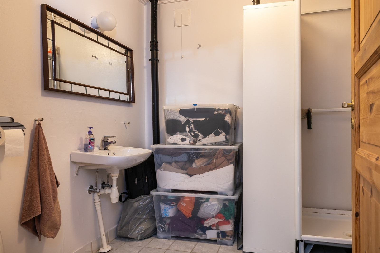 Badet i kjelleren er utstyrt med dusjkabinett, servant med ettgreps blandebatteri, gulvstående toalett og opplegg for vaskemaskin. Galleribilde