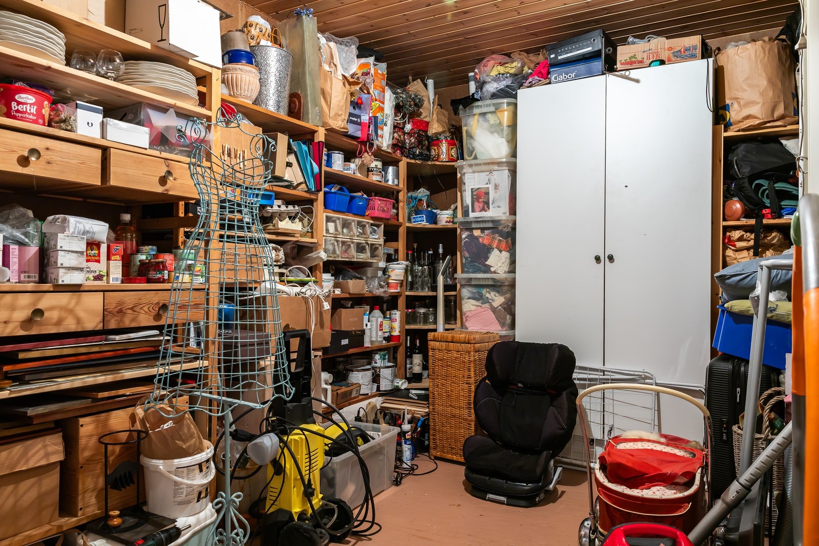 Romslig bod med masse lagringsplass. Galleribilde