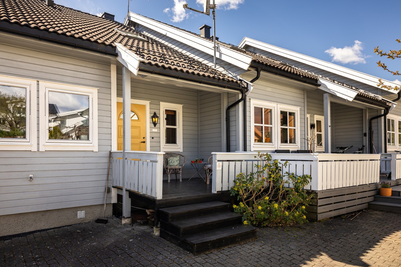 Boligen har adkomst via en hyggelig inngangsplatting med plass til sittegruppe og beplantning. Galleribilde