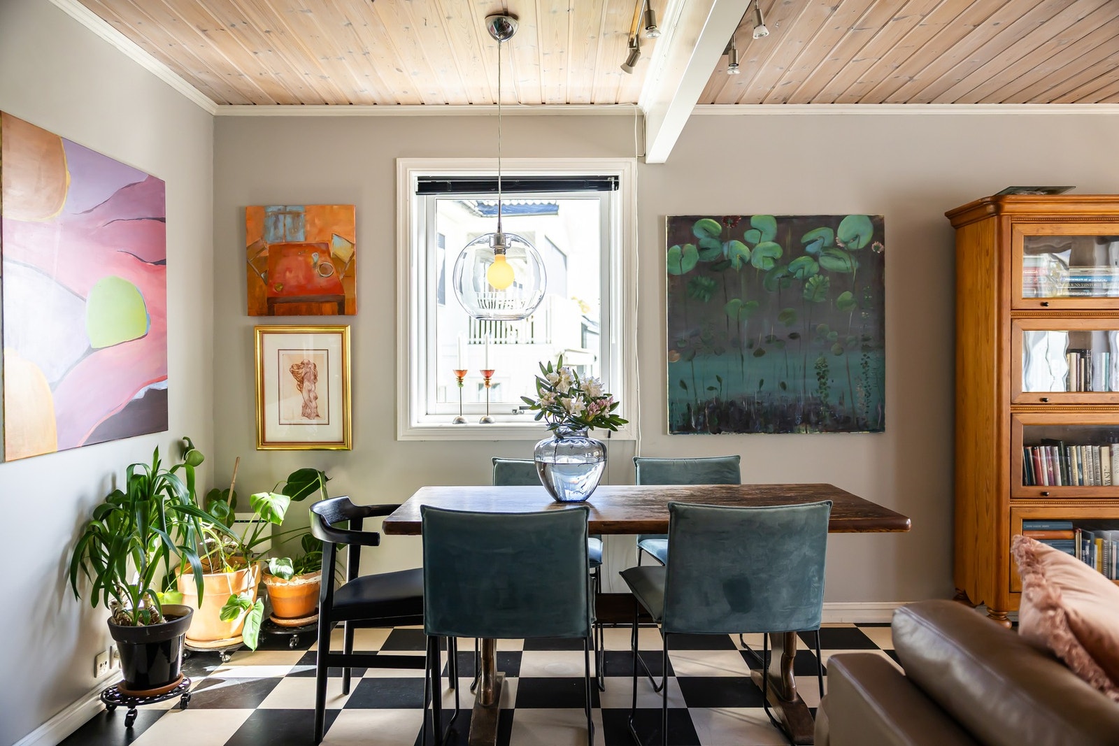 Nydelig spiseplass ved vinduet, som rommer gjester og middager. Galleribilde