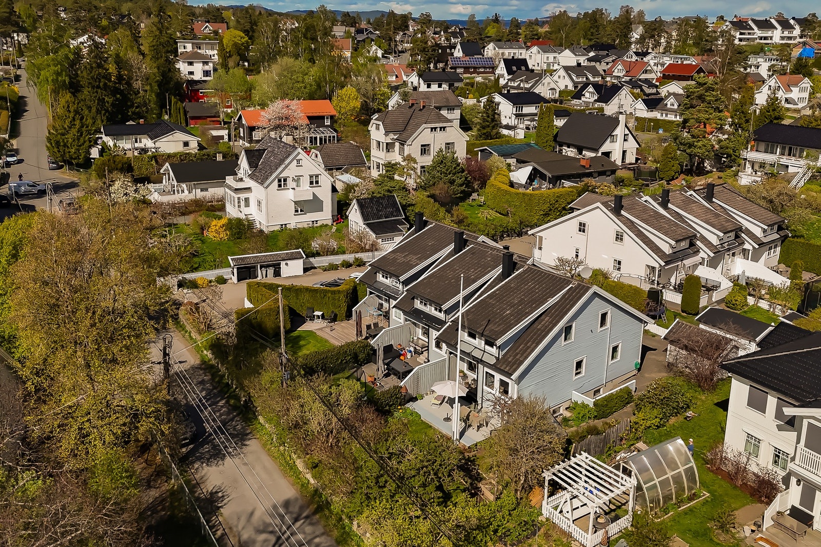 Eiendommen har en pent opparbeidet hage med plen, beplantning, drivhus og flere lune uteplasser som skaper en hyggelig ramme rundt hverdagen. Galleribilde