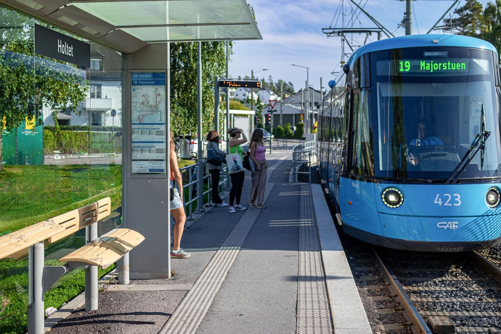 Kort og enkel reisevei med buss like ved i Raschs vei, T-bane stasjonen på Karlsrud i kort avstand og trikk på Holtet. Galleribilde