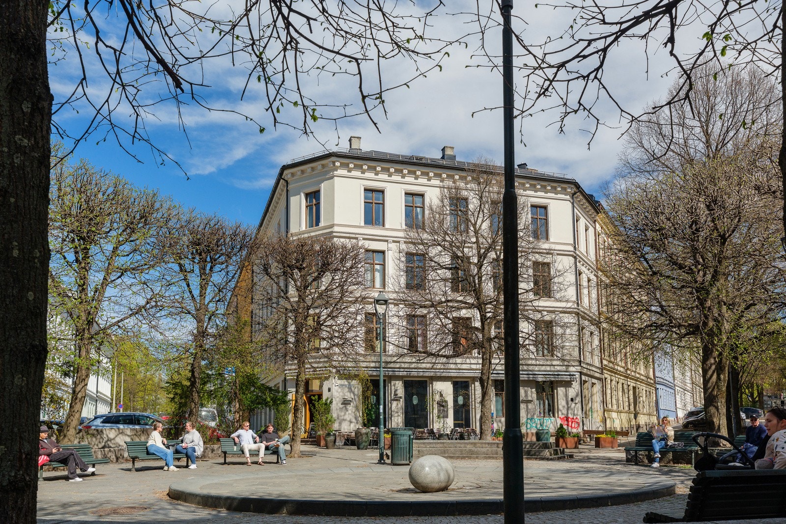 Rathkes plass rett rundt hjørnet med "Egget" og hyggelige Apostrophe Galleribilde