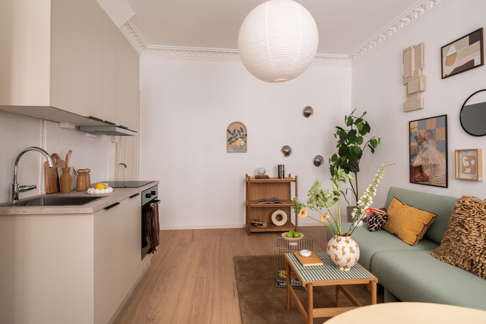 Kjøkkenet ligger i en fin og sosial åpen løsning med stuen. Galleribilde