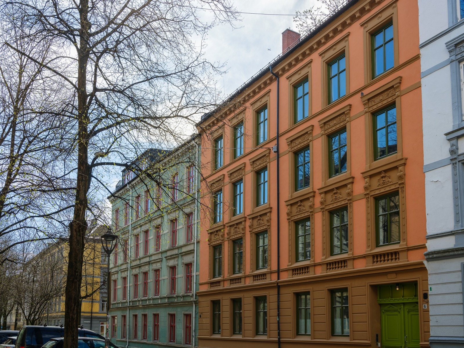 Fasaden ble oppusset i 2026 mot både gate og bakgård. Fargene ble valgt i samarbeid med Koi fargestudio. Galleribilde
