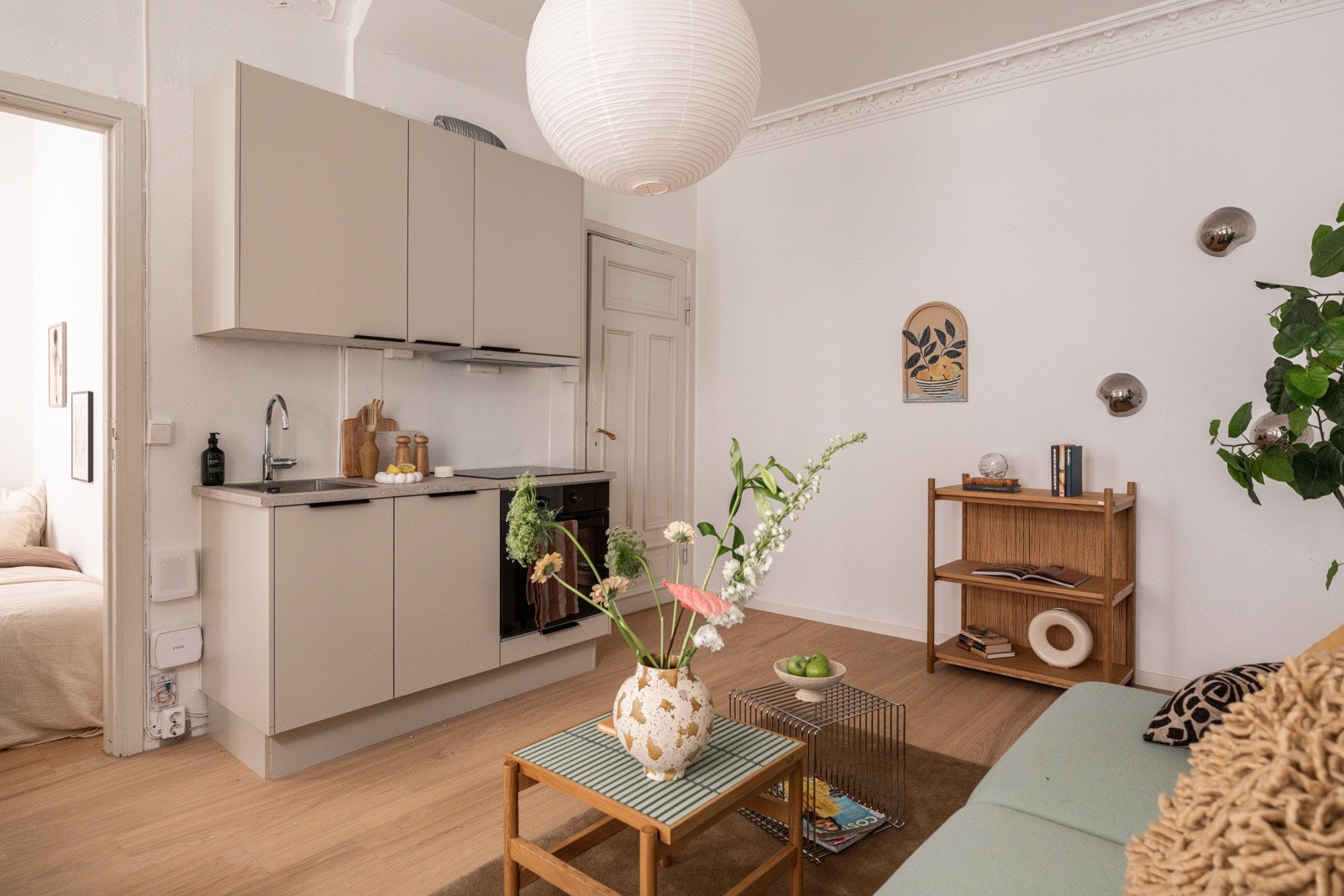 Ny og moderne kjøkkeninnredning fra 2025/26 med glatte fronter og laminert benkeplate med nedfelt oppvaskkum. Galleribilde