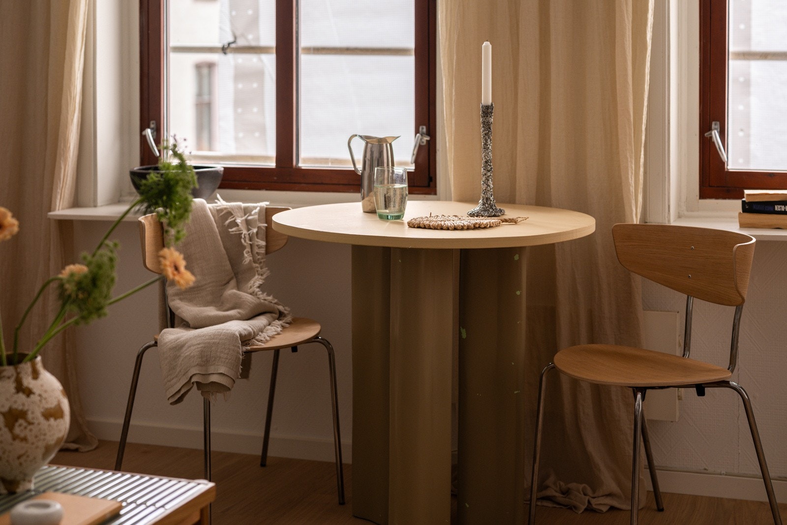 Alle vinduene i leiligheten har også fine brede vinduskarmer for planter og dekor. Galleribilde