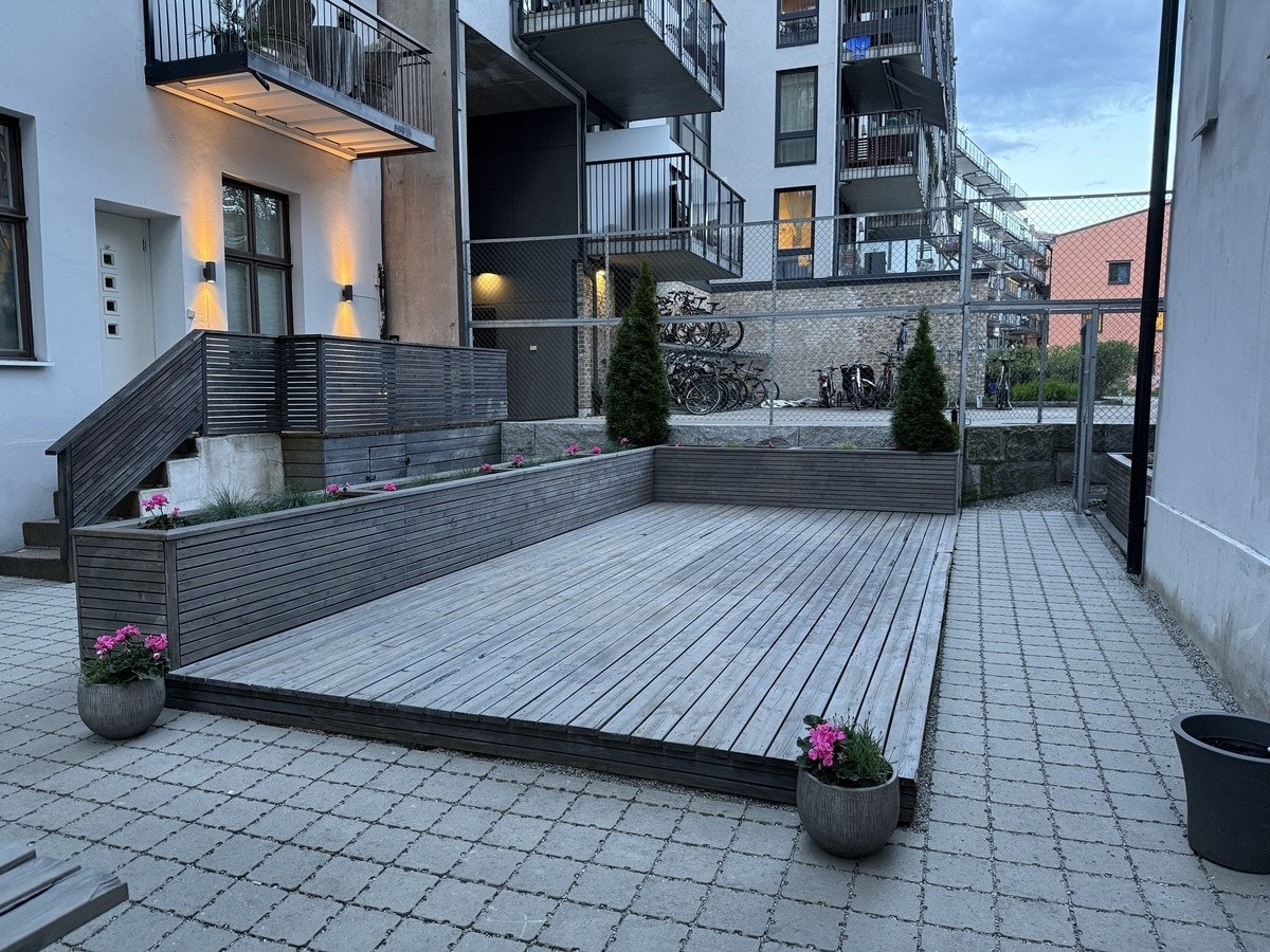 Felles bakgård nummer 2, benker er til maling akkurat nå Galleribilde