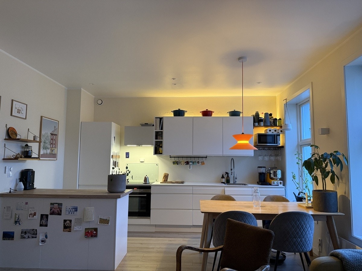 Spisebord og kjøkken Galleribilde