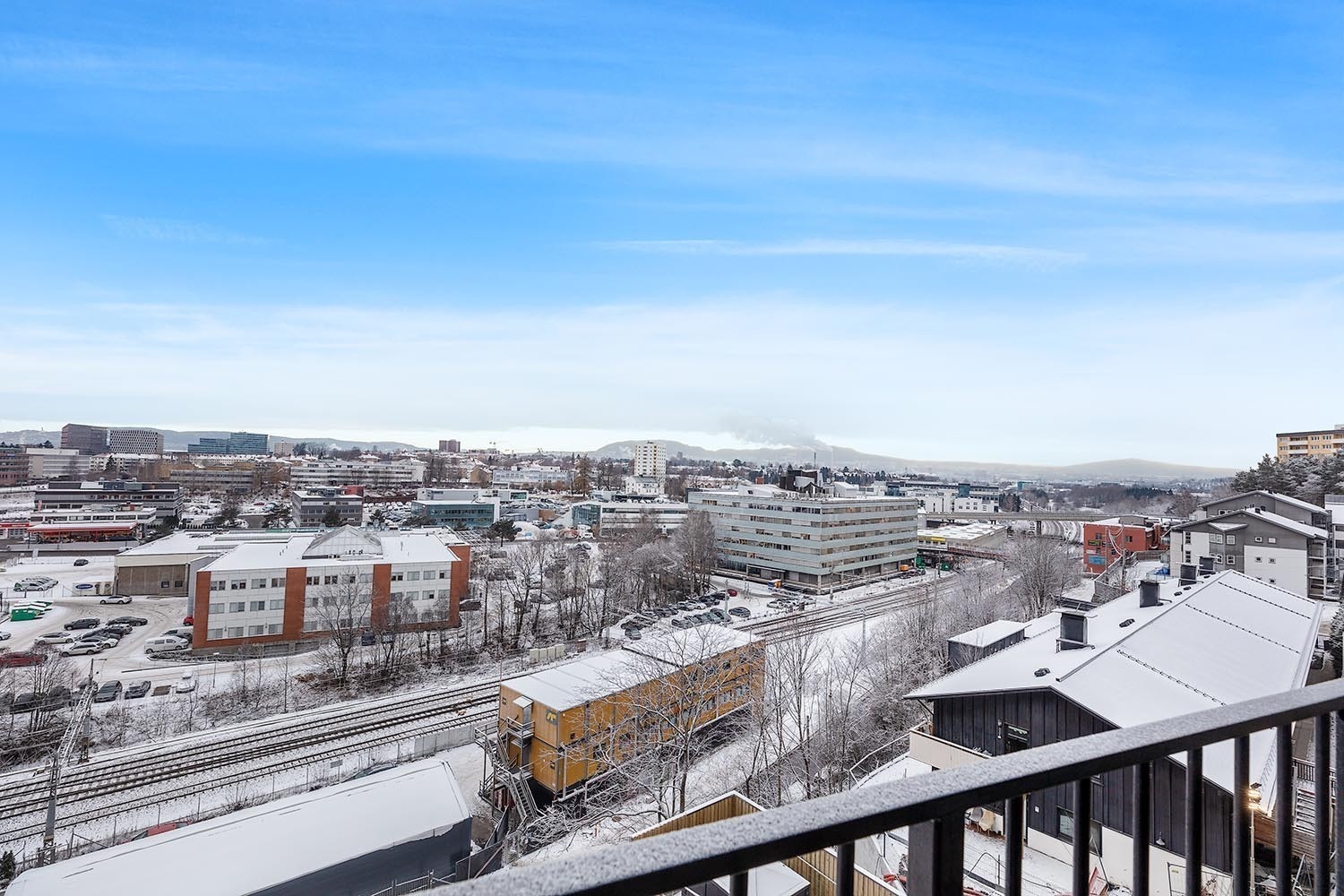 Balkongen har en innglasset del og en åpen del, passer ut merket for både vinter og sommer. Galleribilde