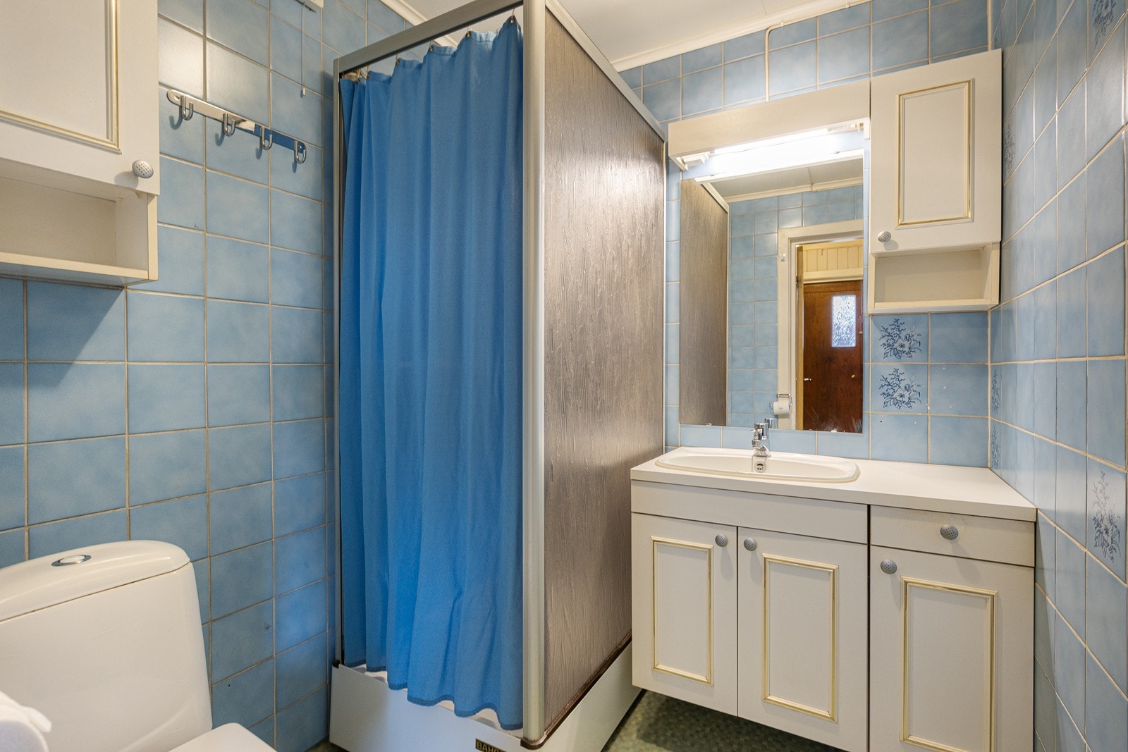 På badet er det toalett, panelovn og dusjkabinett. Galleribilde