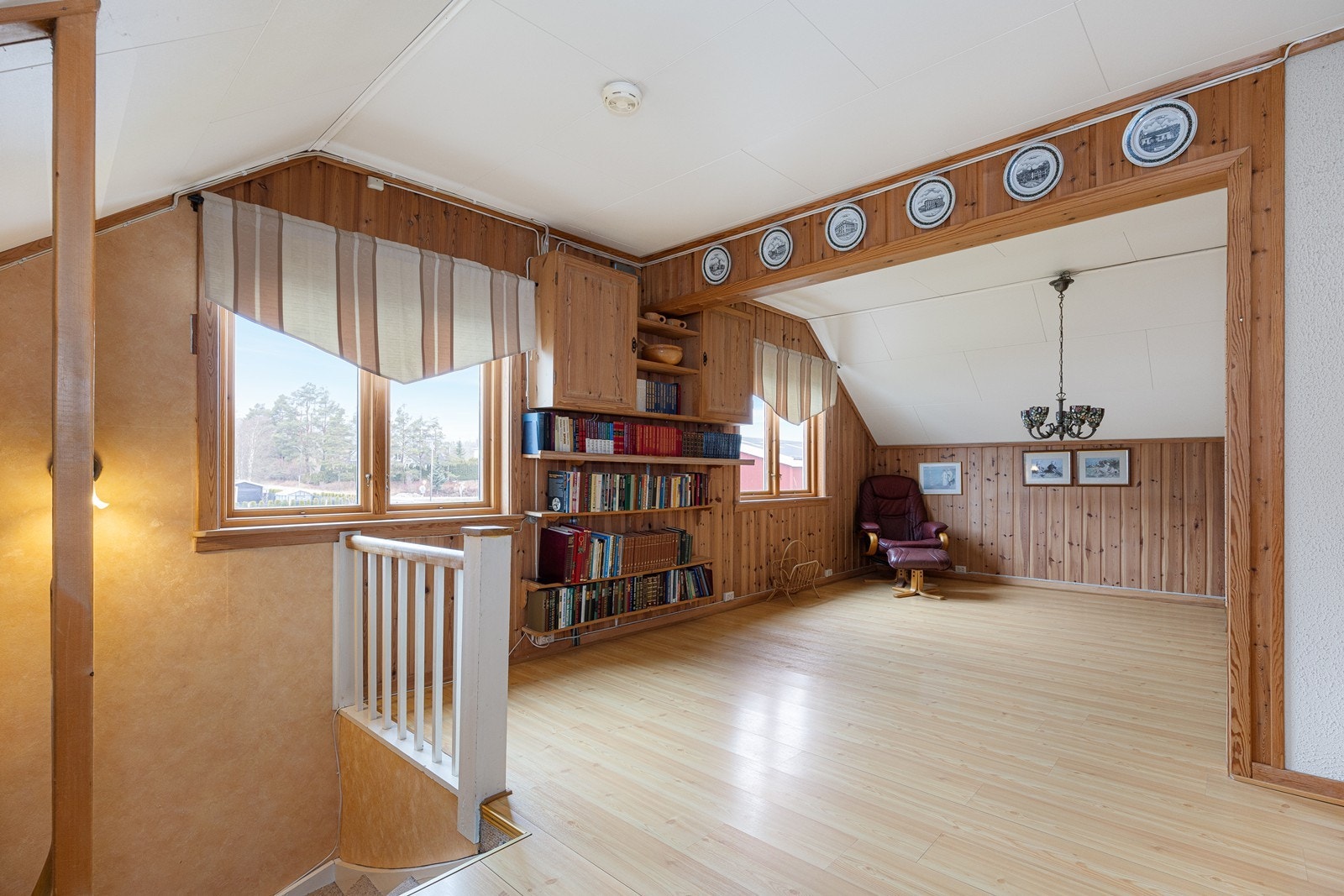 Loftstuen har et godt areal. Her kan det innredes med sittegrupper, kontorkrok eller lekerom for de minste. Galleribilde