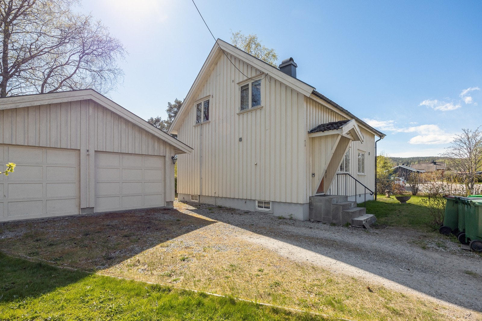 Eneboligen er beliggende sentrum, og med gangavstand til alt man trenger ligger alt til rette for enkle hverdager. Galleribilde