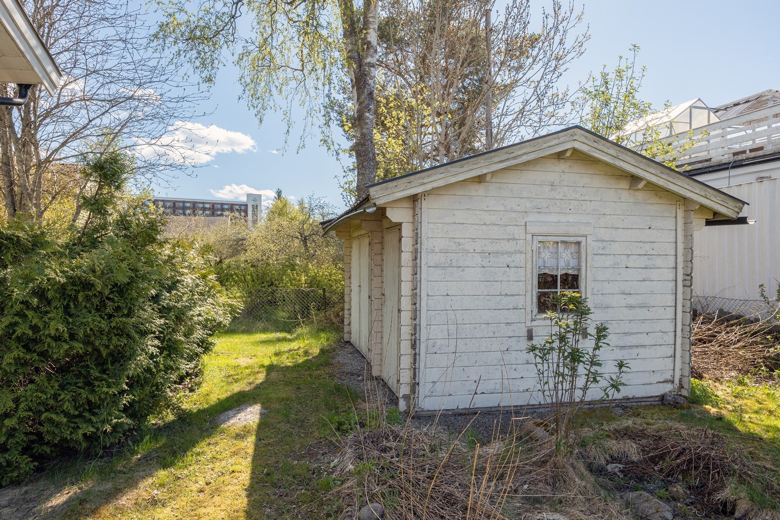På eiendommen står et uthus med bodrom. Galleribilde
