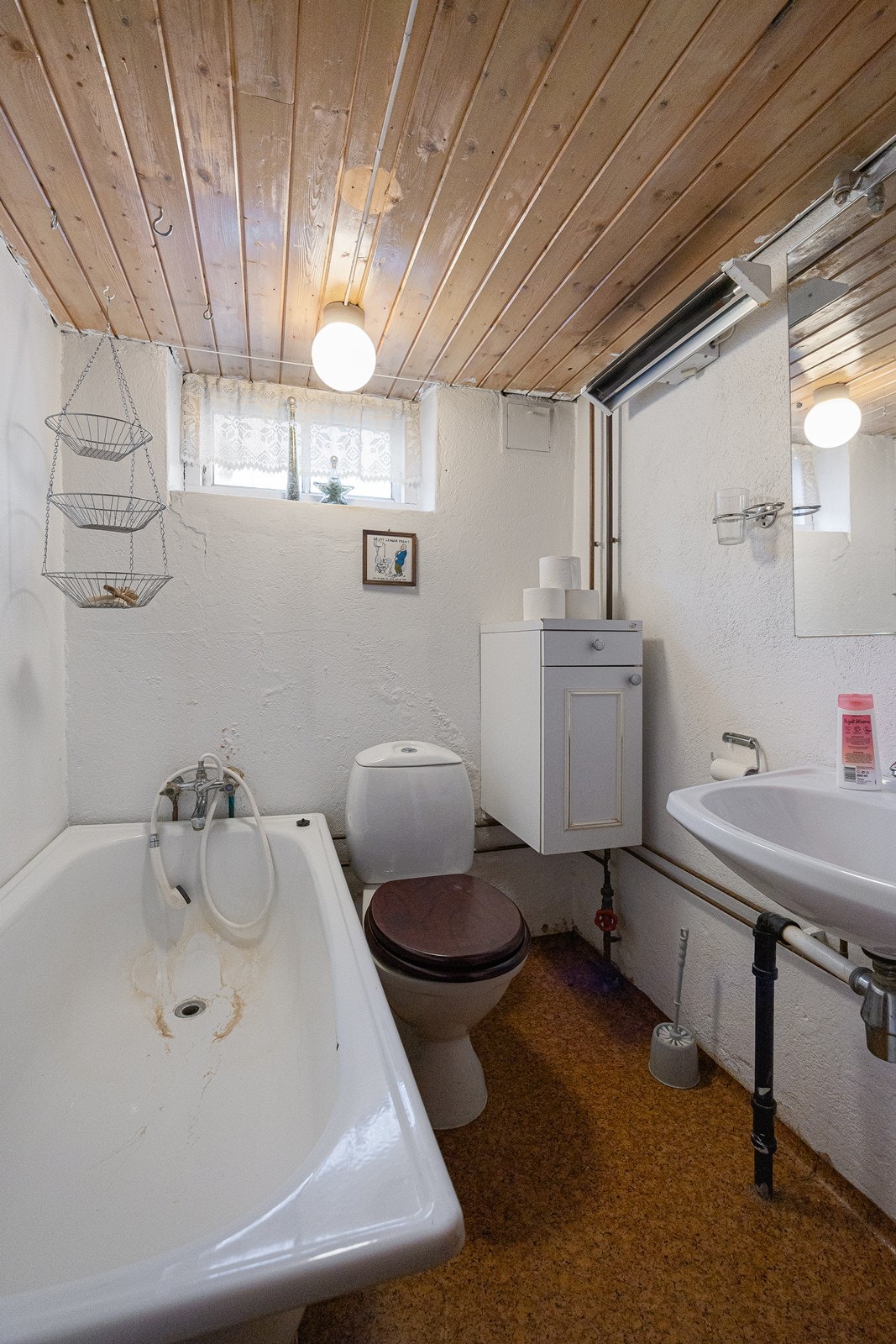 Badet i kjelleren har toalett, badekar og stråleovn. Galleribilde