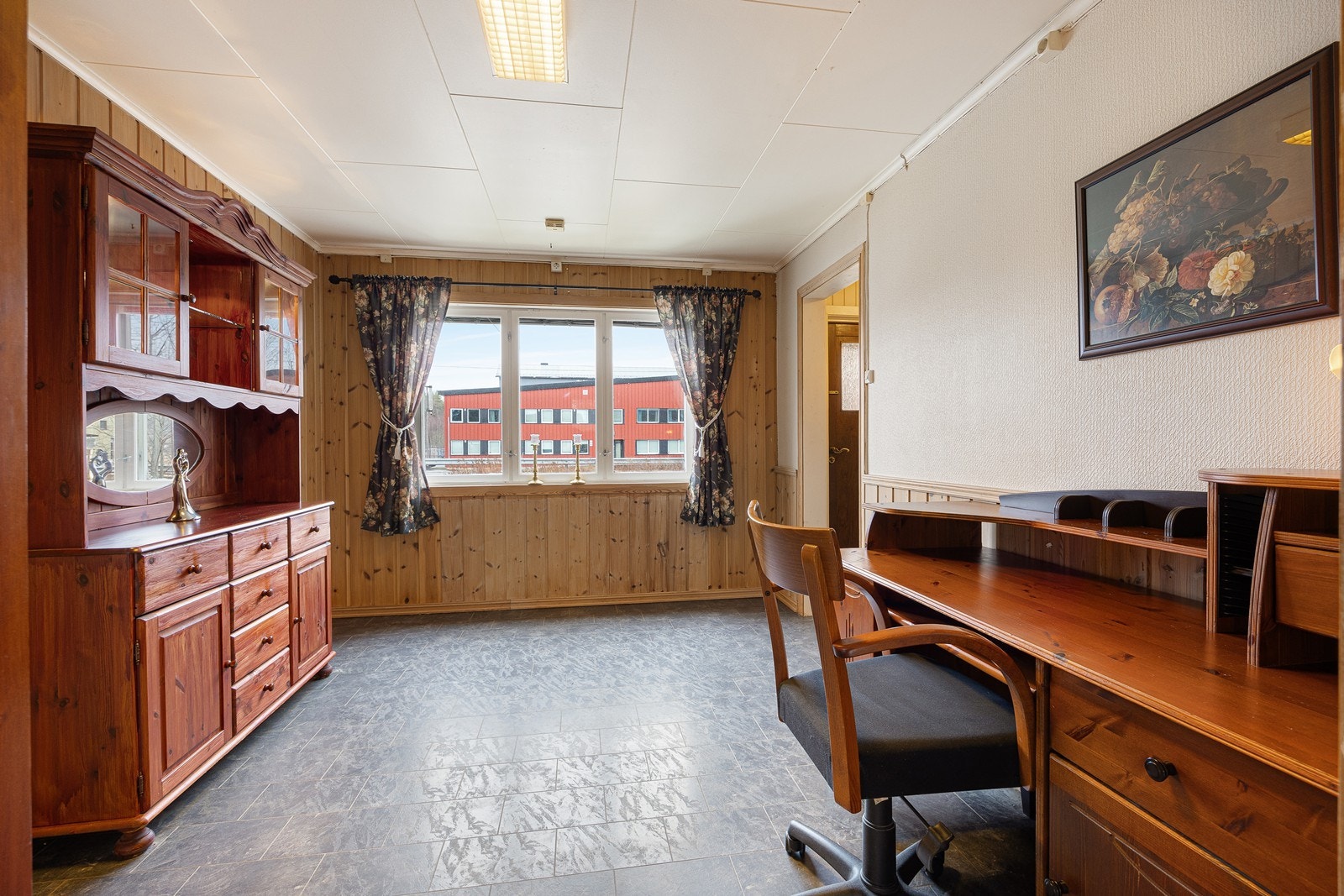 Den minste stuen har vært benyttet til hjemmekontor. Galleribilde