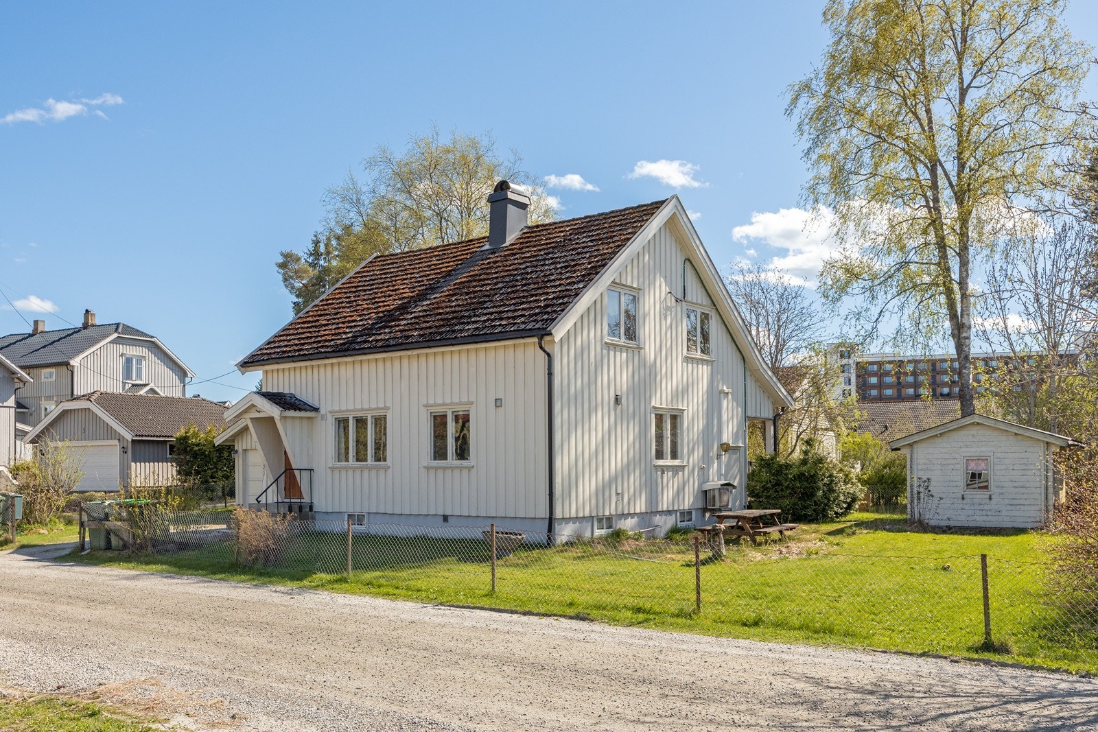 Tomten er hovedsakelig flat, der en delvis inngjerdet hage er opparbeidet med stor gressplen og diverse beplantning. Galleribilde