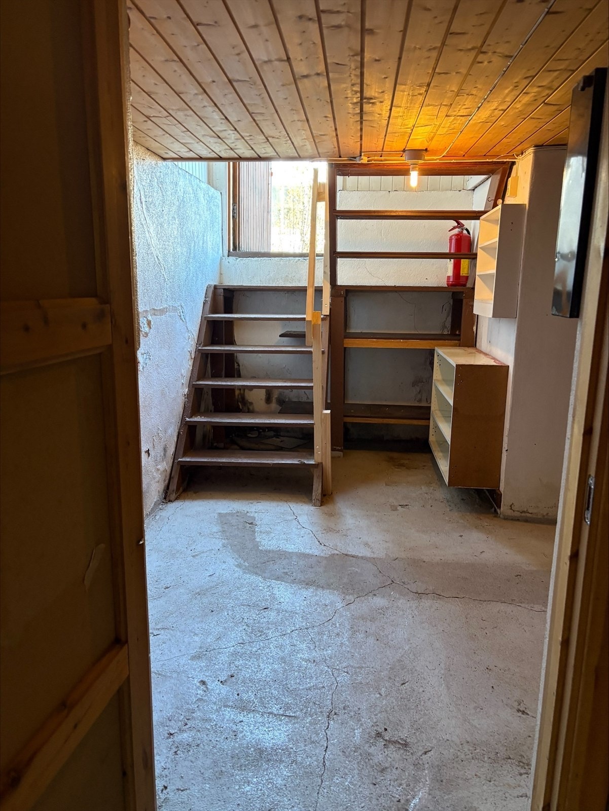 I tillegg til kjellernedgangen fra stuen har etasjen utvendig adkomst også. Galleribilde