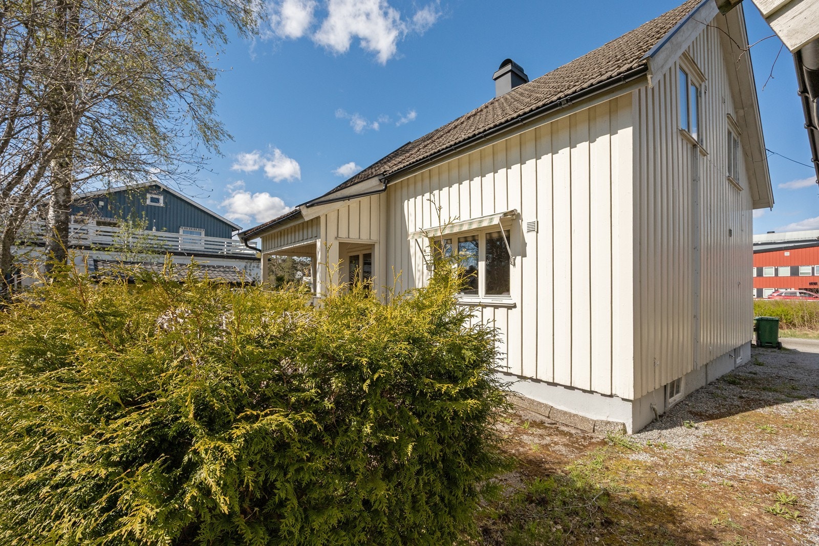 Den lille hagen er hyggelig og solfylt. Galleribilde