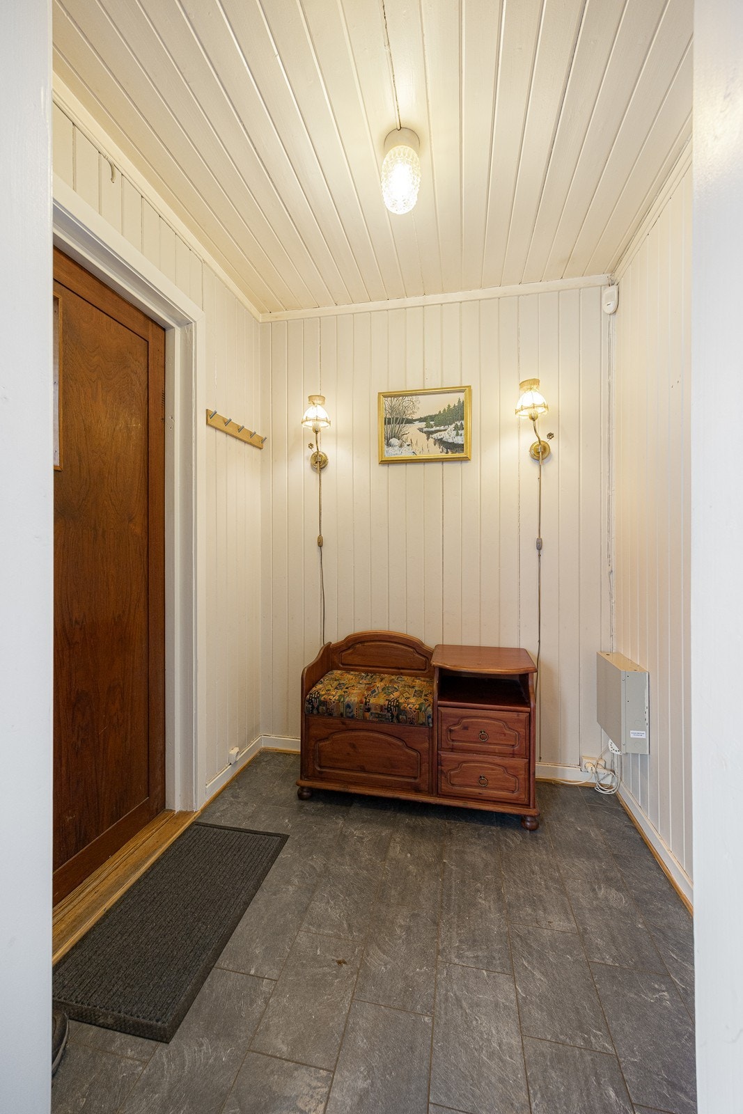Boligen har en liten entre med plass til garderobeløsninger. Galleribilde
