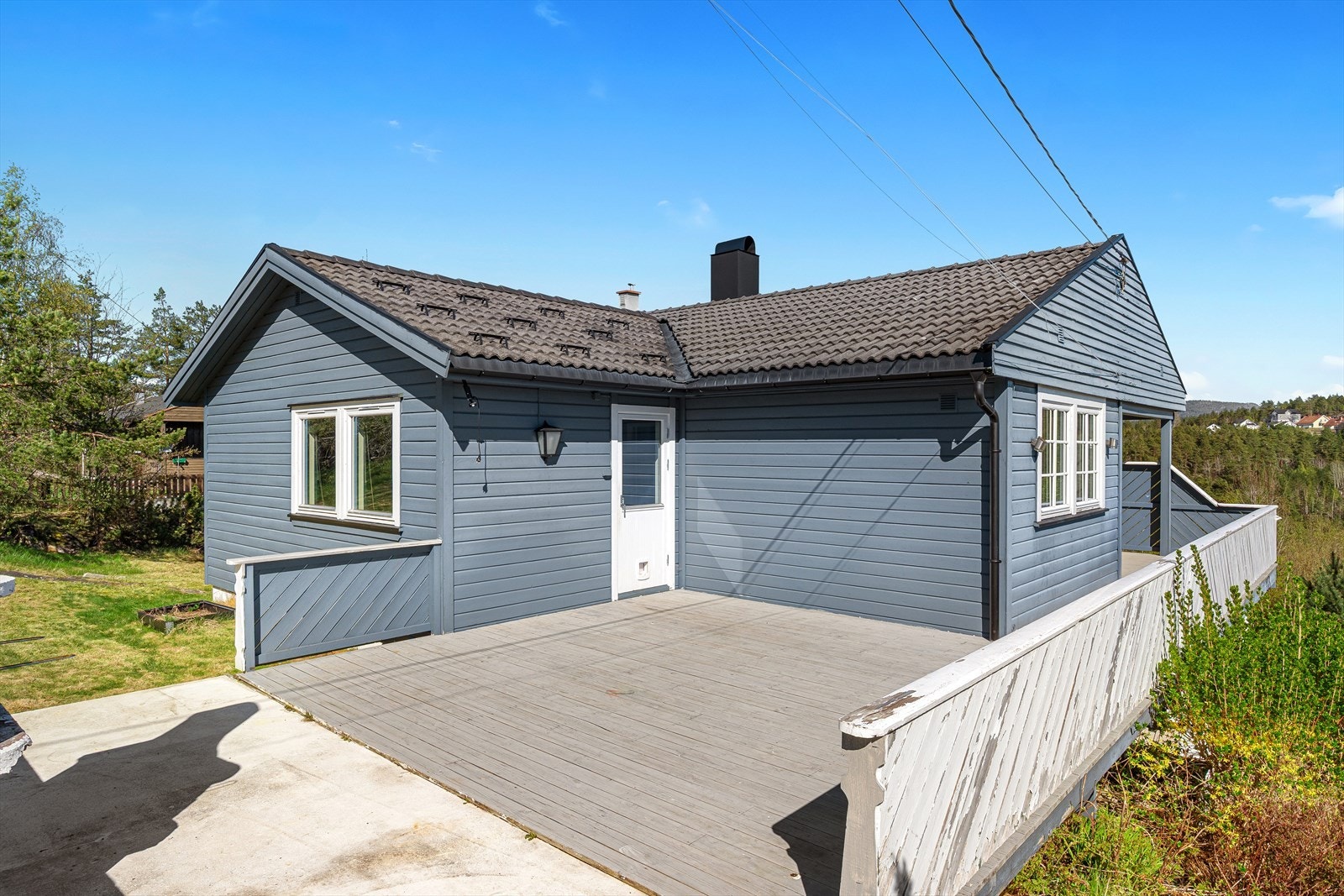 Rundt boligen er det etablerte uteområder, inkludert terrasse og grøntarealer med gode solforhold. Galleribilde