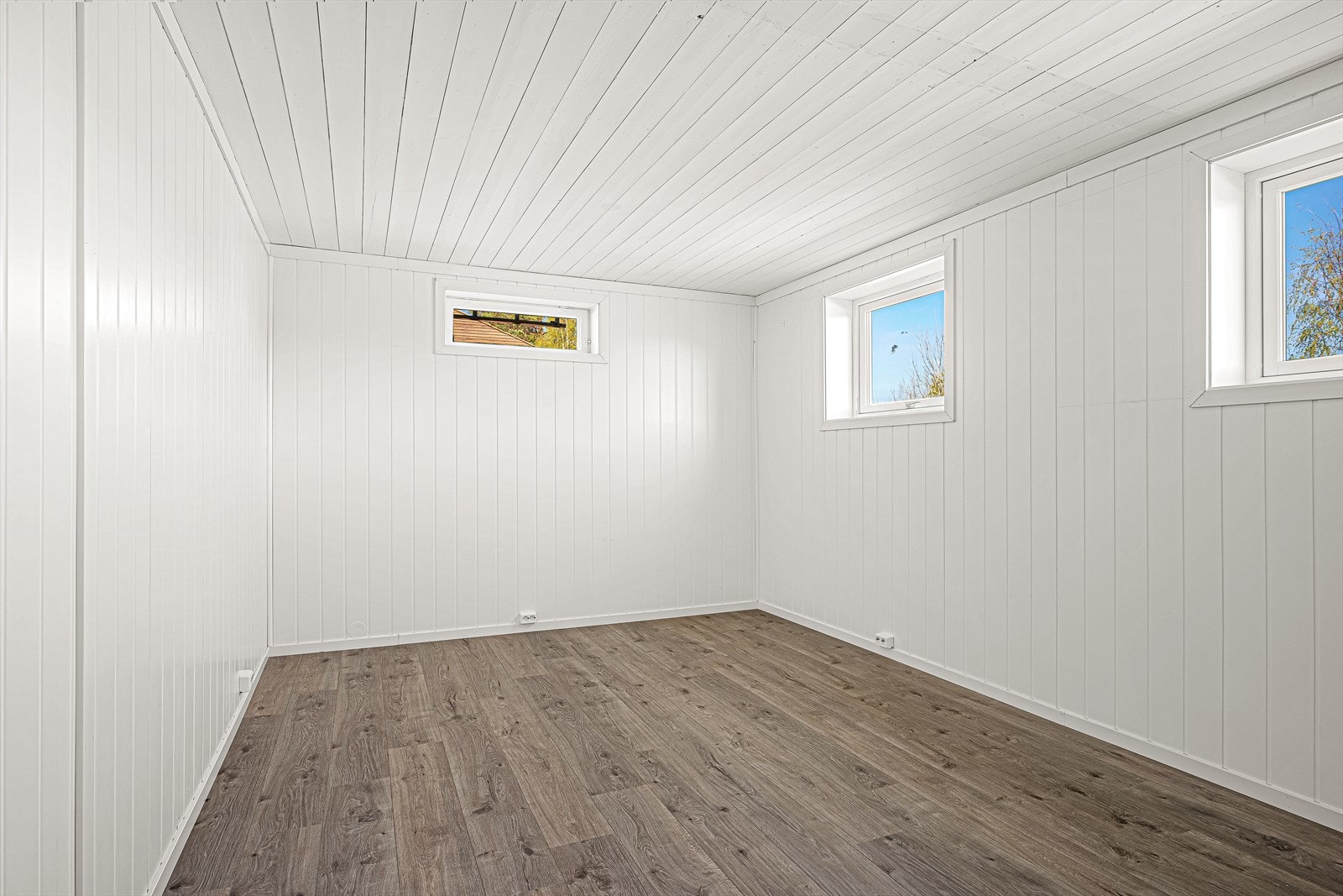 Underetasje bestående av boder, vaskerom og integrert garasje. Galleribilde