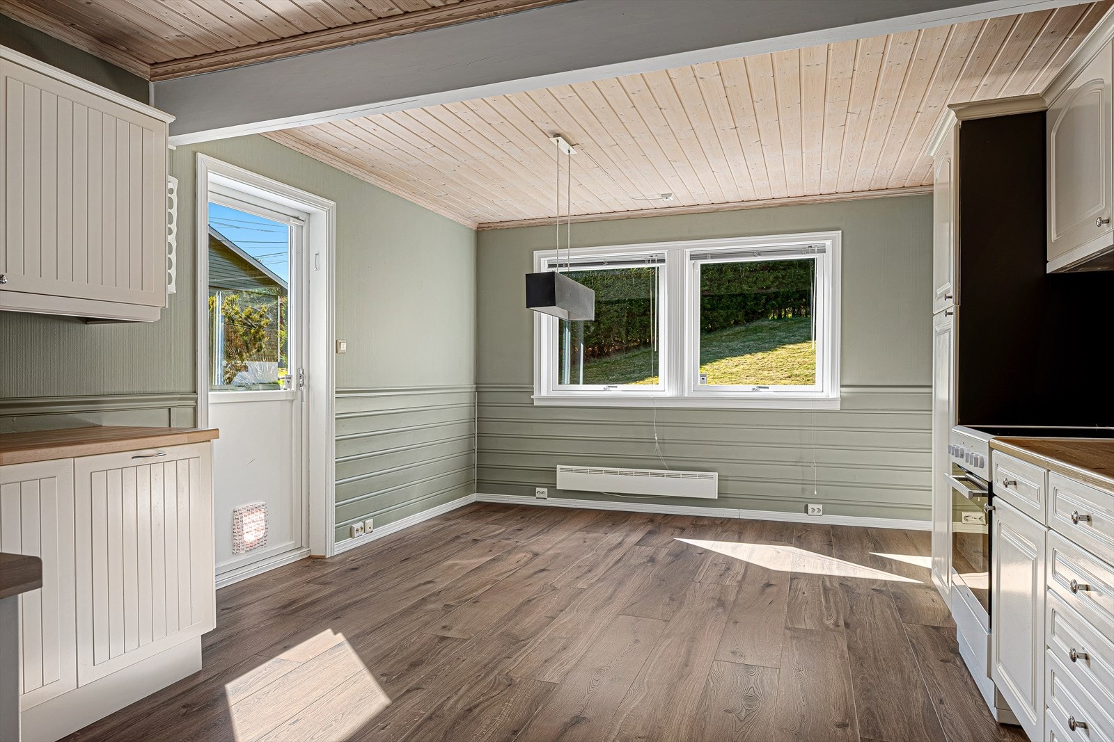 Det er god plass til en hyggelig spisegruppe, også herfra er det adkomst til terrassen. Galleribilde