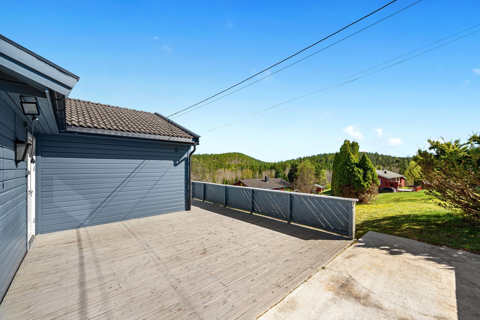 Romslig sør-vest vendt terrasse, med gode solforhold og god plass til både spise- og sittegruppe. Galleribilde