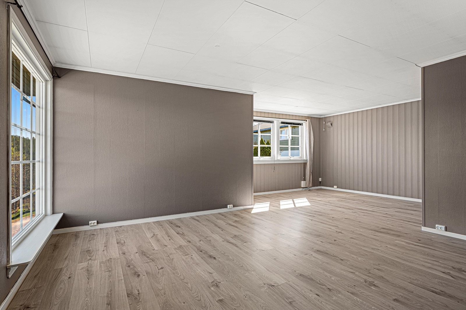 Boligen har en romslig stue med god plass til både spise- og sittegruppe. Galleribilde