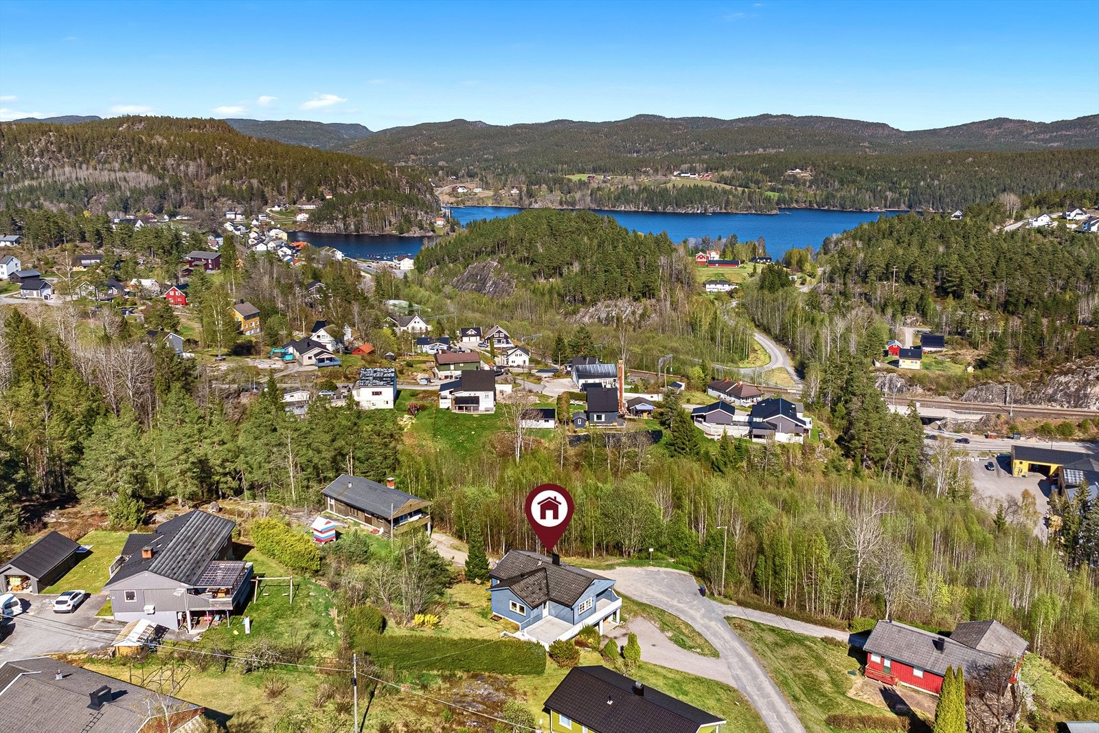 Enebolig over to plan, oppført i 1971 med integrert garasje. Galleribilde