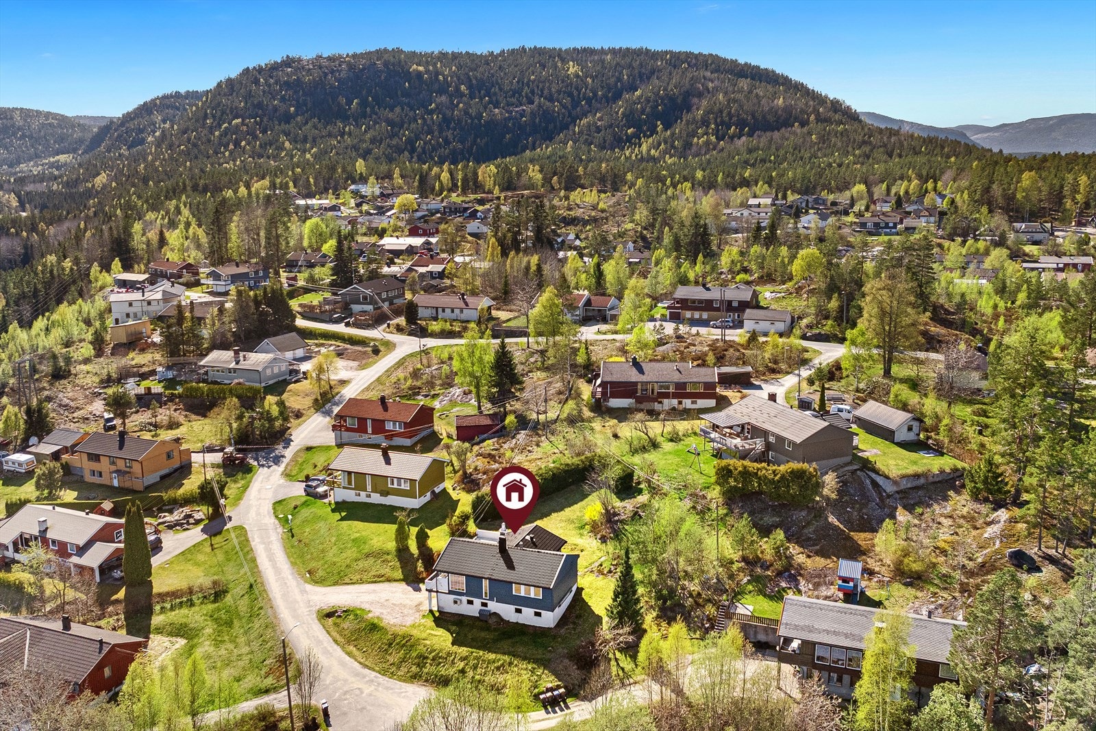 Boligen har sentral og barnevennlig beliggenhet i det populære boligfeltet "Sjømannsbyen", i Drangedal kommune. Galleribilde