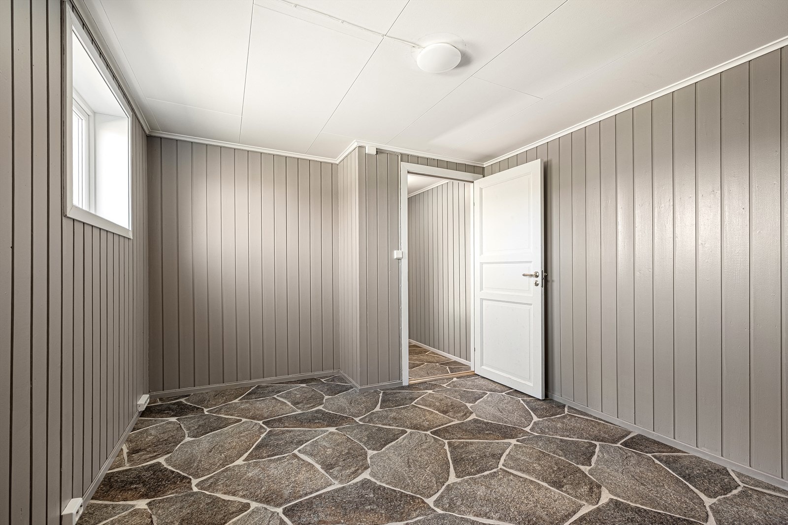 Romslig hall m/trapp med god plass til oppbevaring av yttertøy. Galleribilde