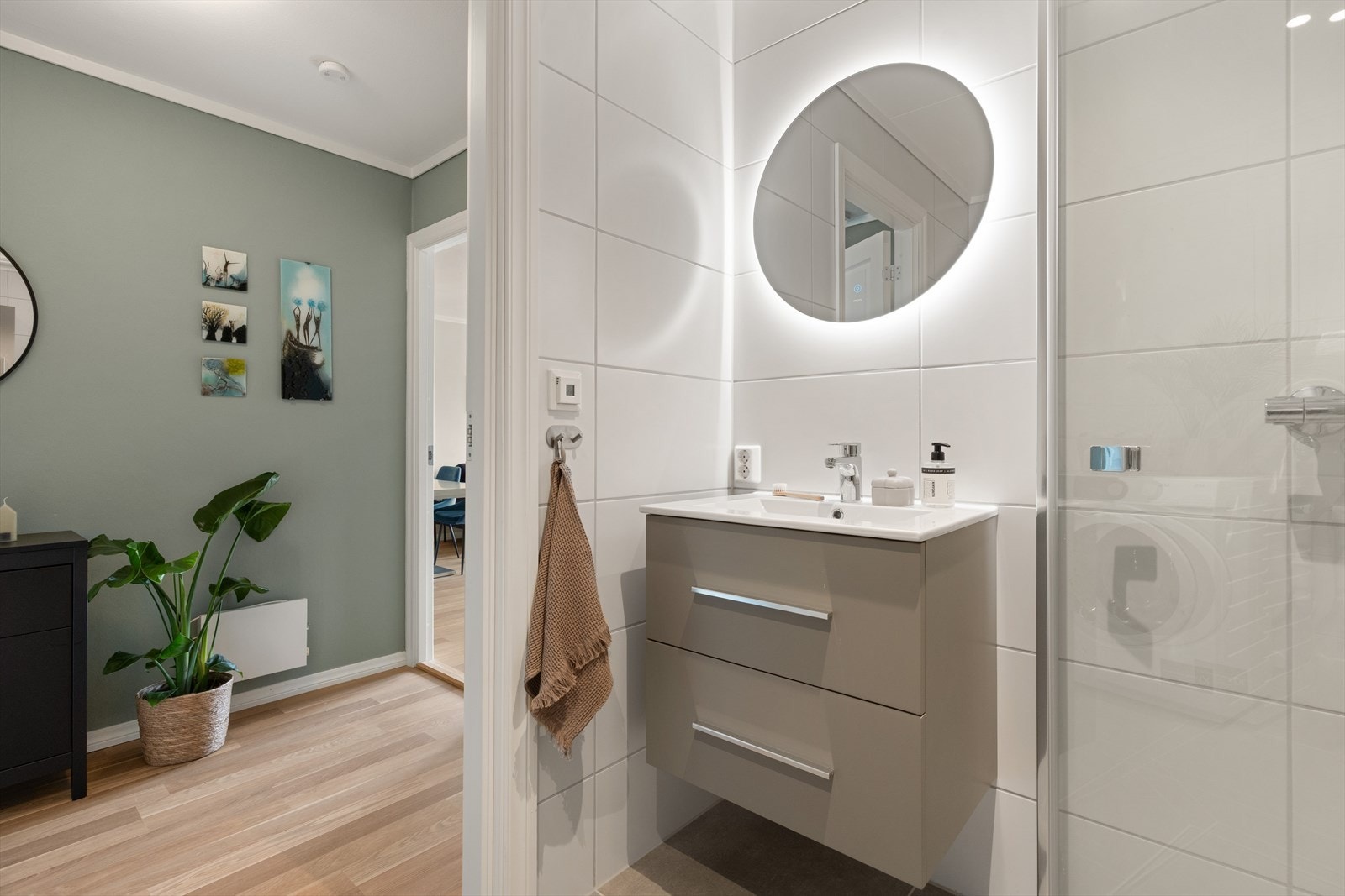 Lyst, pent og moderne bad Galleribilde