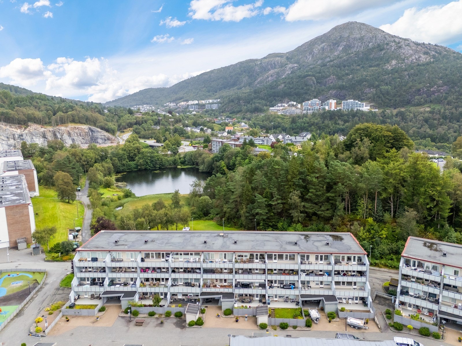 Leiligheten har en sentral og solrik beliggenhet i Bergen Vest med gangavstand til Vestkanten, buss, butikk, skoler, idrettsanlegg og flotte turområder Galleribilde