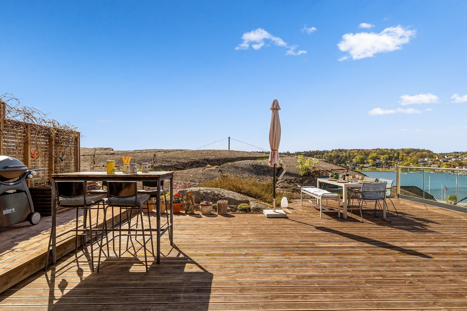 Den vestvendte terrassen på 67 m² bader i sol til sent på kvelden, med et vidt utsyn over Sandefjordsfjorden. Galleribilde