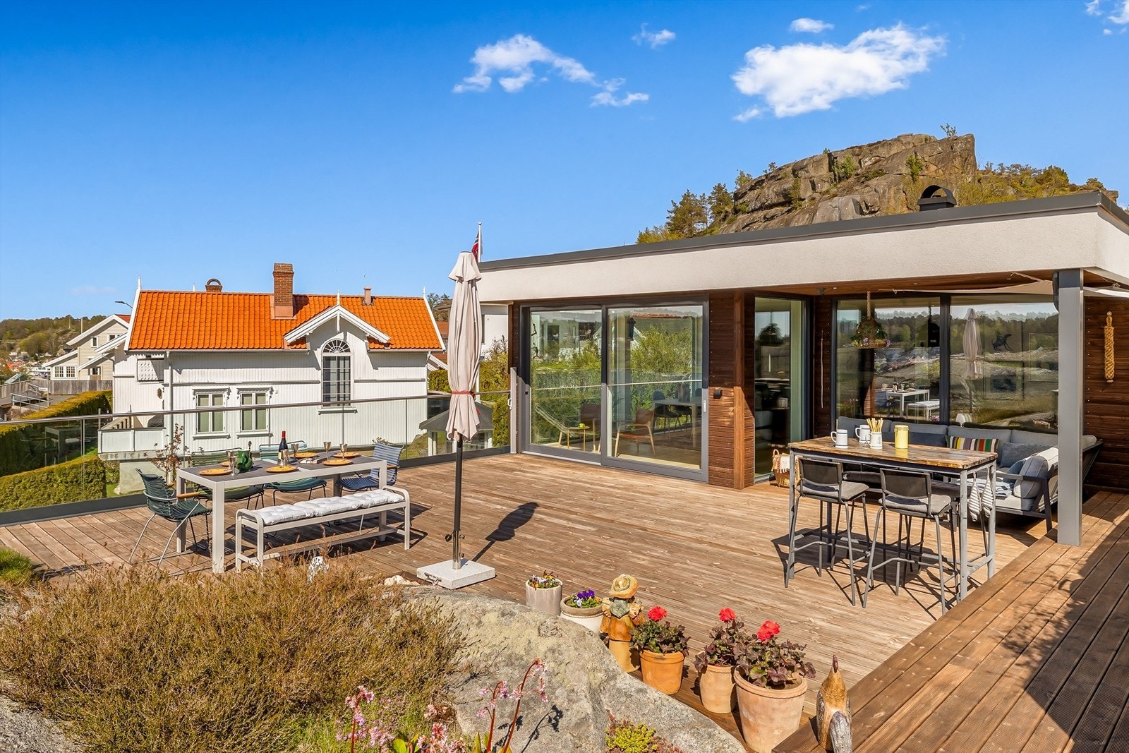 Den store terrassen er bygget i trekonstruksjoner og har rekkverk av glass og metall for å bevare utsikten. Galleribilde