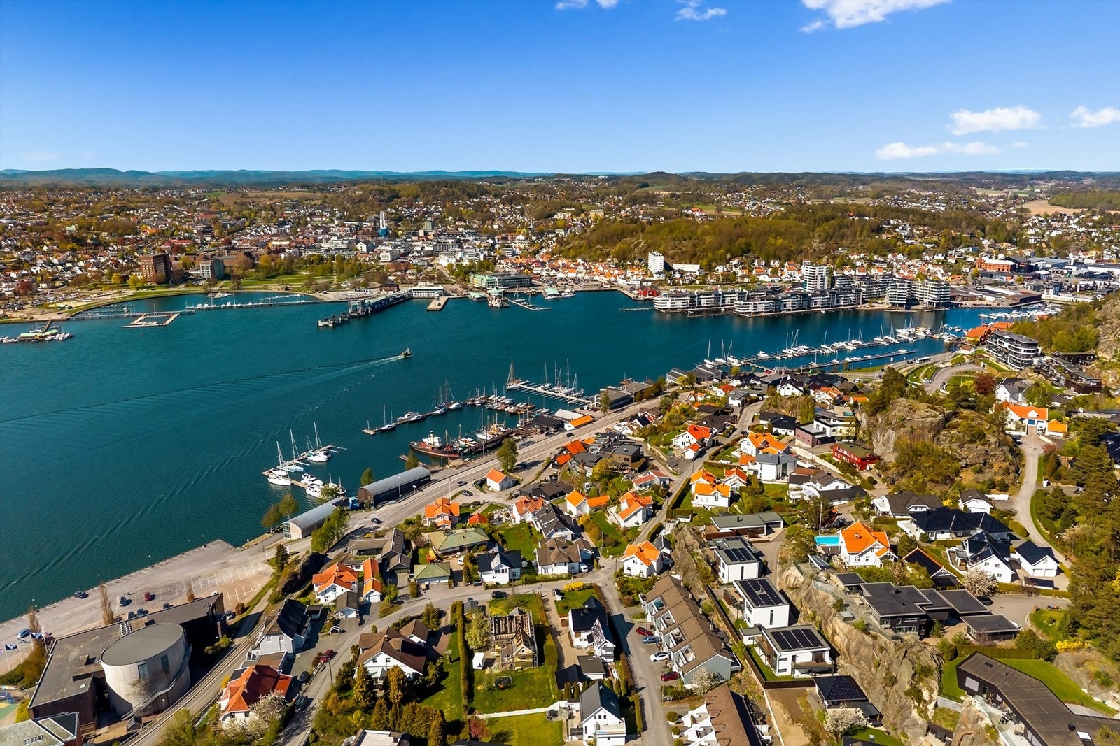 Kort vei til både sjø og sentrum - her har du det meste innenfor korte gåavstander. Galleribilde