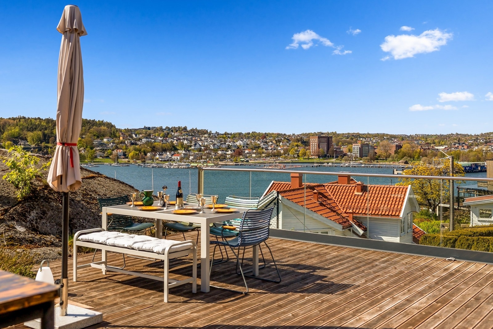 Utsikten over Indre Havn og Sandefjord by er et levende maleri som forandrer seg med årstidene. Galleribilde