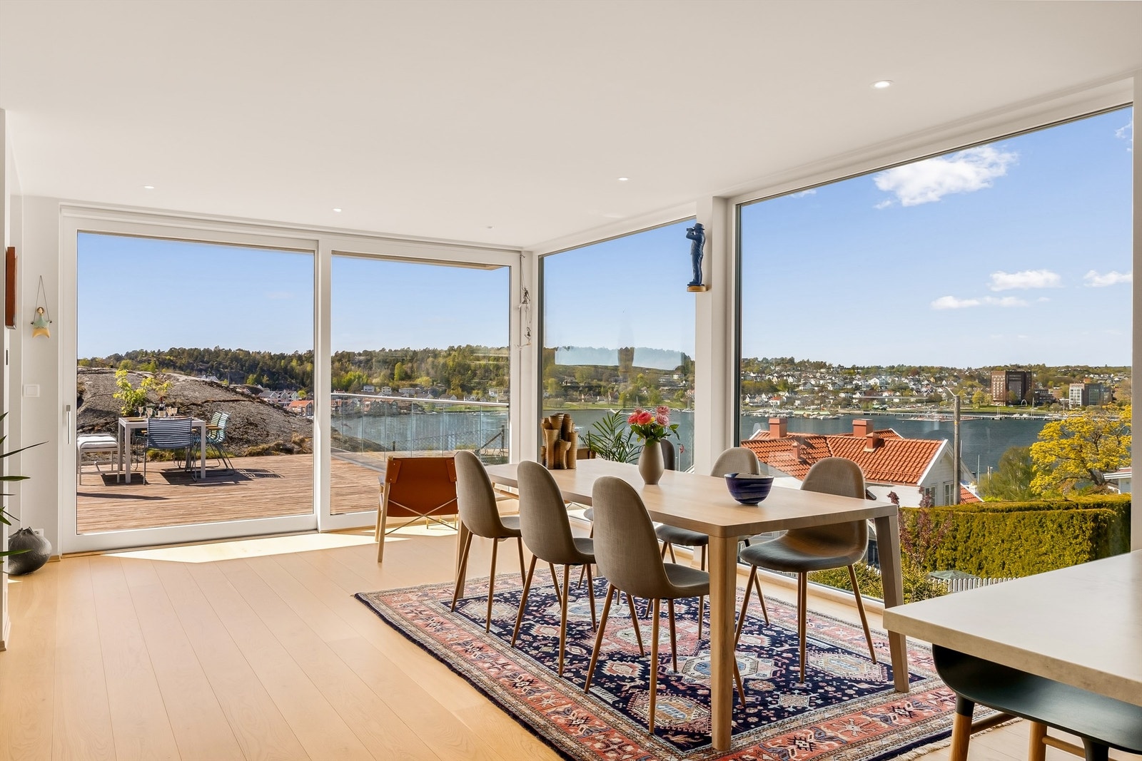Spisestuen er plassert med direkte utgang til terrassen via skyvedør, perfekt for sosiale sammenkomster. Galleribilde