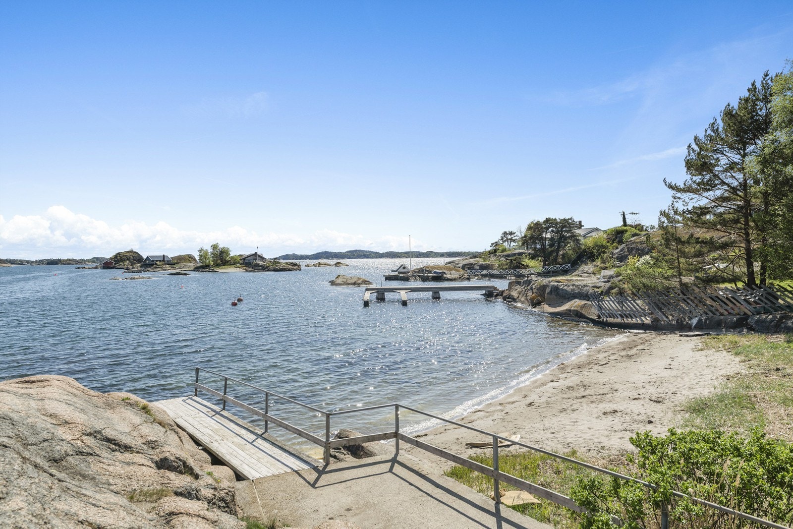 Mange flotte badeplasser utover Vesterøya ( her ser du Tangen ) Galleribilde