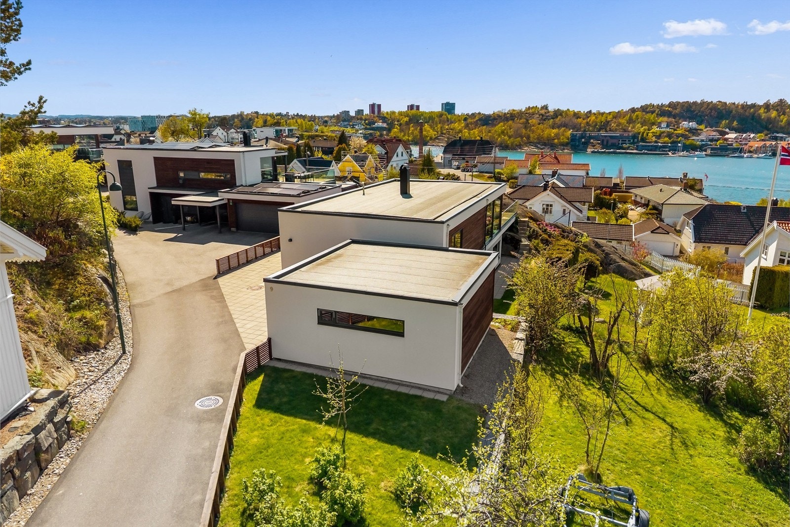 Oversikt over eiendommen med garasje og adkomst. Galleribilde