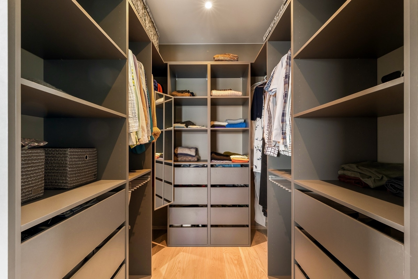 Praktisk innredet walk-in-garderobe med god plass til oppbevaring. Galleribilde