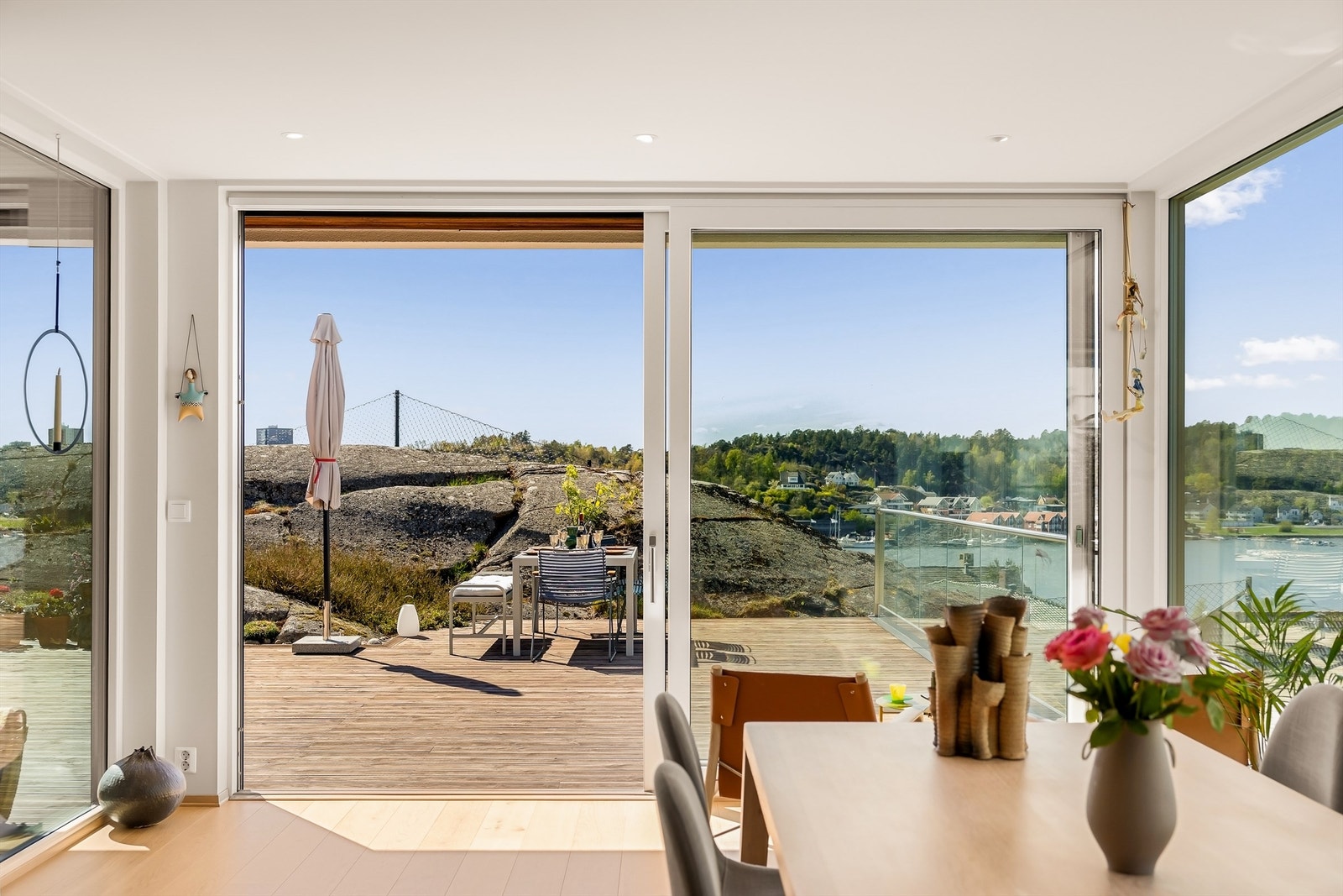 Skyvedøren fra stuen visker ut skillet mellom inne og ute på varme dager. Galleribilde