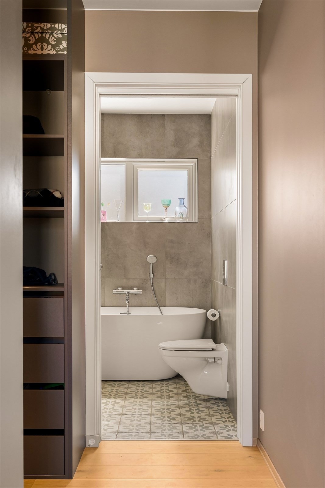 Inngang til det private badet fra garderobesonen. Galleribilde